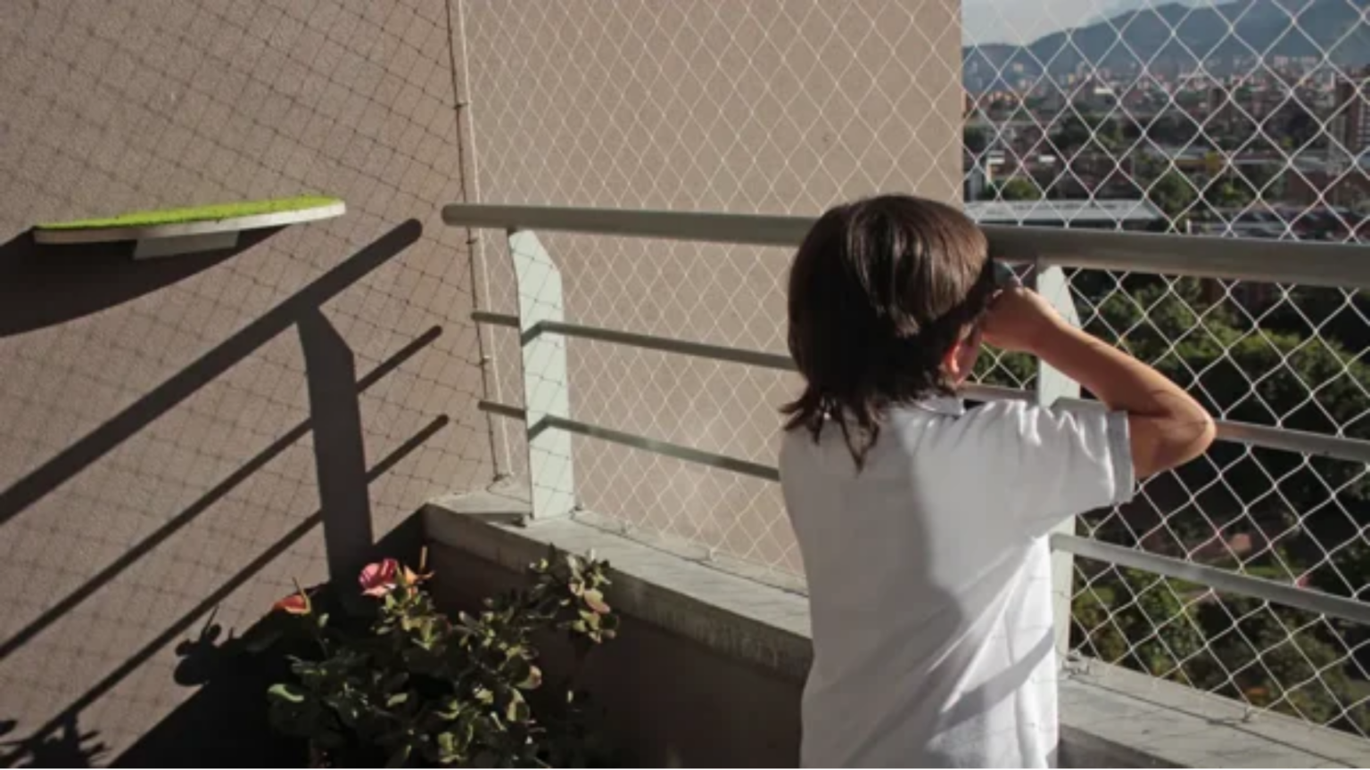 Protección para Niños en Balcones y Ventanas: ¿Por Qué Usar Mallas de Seguridad en el Hogar?