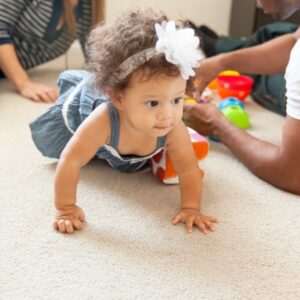Bebés que gatean vs. niños que trepan riesgos distintos, soluciones distintas