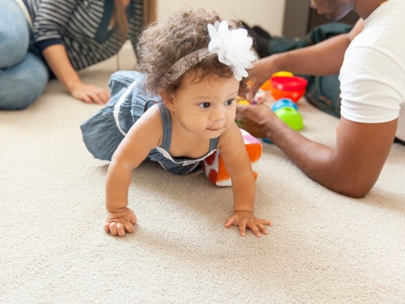 Bebés que gatean vs. niños que trepan riesgos distintos, soluciones distintas