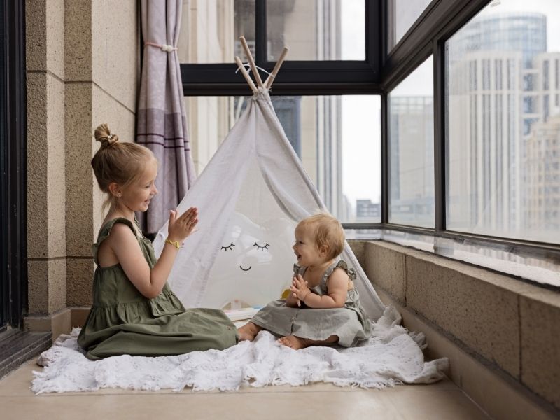 Es suficiente la baranda del balcón cuando hay niños y gatos